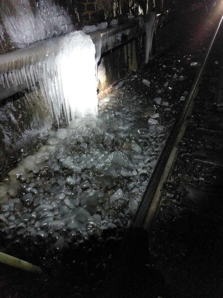networkrail's tweet photo. ❄️😱 We’re tackling icicle threats to keep customers on the move. 🚄

🔌 Giant icicles edging close to high-voltage overhead power lines led today to train customers being diverted.

➡️ https://t.co/SiDax0tYs3

#UKsnow #weather https://t.co/dcsCIxdgYA