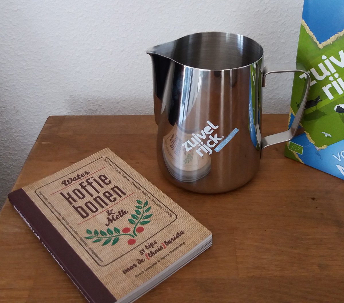 Nieuw Latte (Art) programma bij de <a href="/koffieschool/">de Koffieschool</a> met 3 niveau's: foundation, intermediate en professional. Volg éen van de trainingen voor juli en je krijgt het boekje "water, koffiebonen &amp; melk" of een mooi melkkannetje cadeau. koffieschool.nl/trainingen/pro…