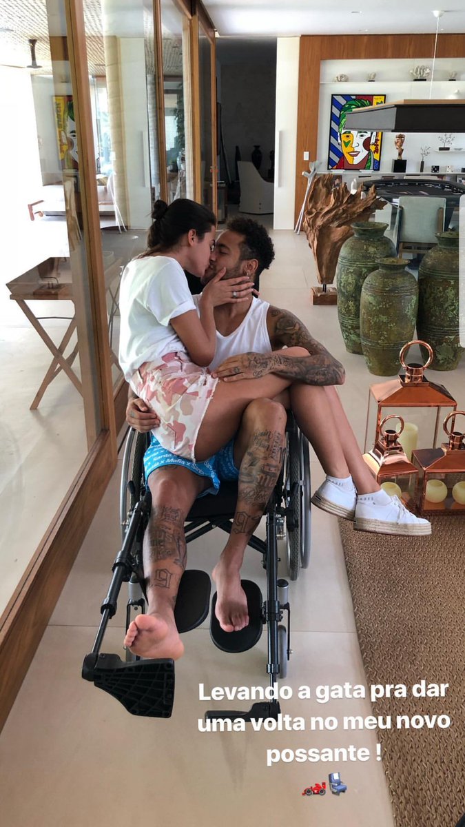 JackBoughen's tweet photo. Neymar reunited with his sister! #Neymar #Brazil #sister #PSG https://t.co/YgGzc24JJq