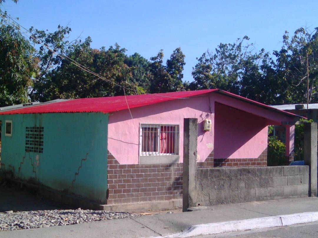 ASBLaTrinidad's tweet photo. Continuamos con la rehabilitación de las viviendas en el sector de Obontico gracias al presidente @NicolasMaduro  al gob. @JULIOLEONYARA  y a @Barrio_Tricolor  #JuntosTodoEsPosible https://t.co/yzTGeT7oJn