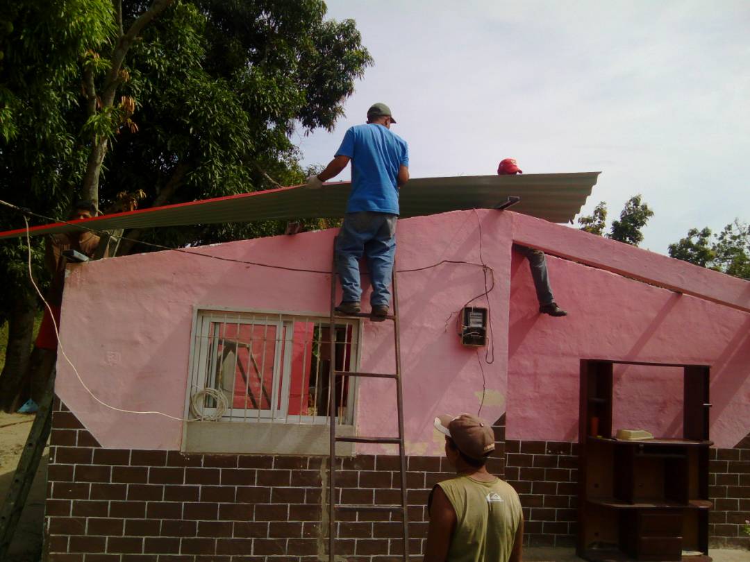 ASBLaTrinidad's tweet photo. Continuamos con la rehabilitación de las viviendas en el sector de Obontico gracias al presidente @NicolasMaduro  al gob. @JULIOLEONYARA  y a @Barrio_Tricolor  #JuntosTodoEsPosible https://t.co/yzTGeT7oJn