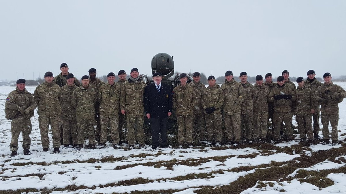 11 (Sphinx) Bty with former member Arthur Giles.  Arthur served in Hong Kong and Singapore in the 60s. Now 80 yrs old, Arthur remains an avid supporter, sending welfare parcels and good wishes for every deployment! @gunner_net @RASgtMaj @ArtilleryRoyal #FindWhereYouBelong