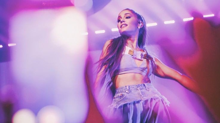 arianagstatus's tweet photo. RT = VOTO 

#CutestPet #Toulouse #iHeartAwards https://t.co/nbXCB3tulo