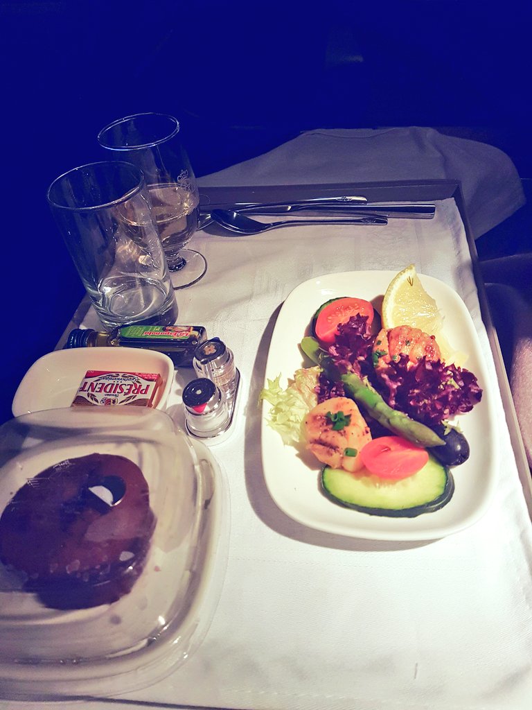 TweetsbyTashaS's tweet photo. @Airwaysfoodie @inflightFeed @FoodTravelist @loyaltytravels @royalairmaroc @MuchMorocco @AskChefDennis @FoodTravelChat @PLANEFOODBLOG I was surprised i got a full 3 course meal, which you would usually experience on a long haul flight on a 3 hour flight, which is pretty amazing except i ate in the lounge before hand as i thought there wouldn't be much food on such a short flight 🤤 #schoolgirlerror #FlyRAM https://t.co/u3vPQcWdvI
