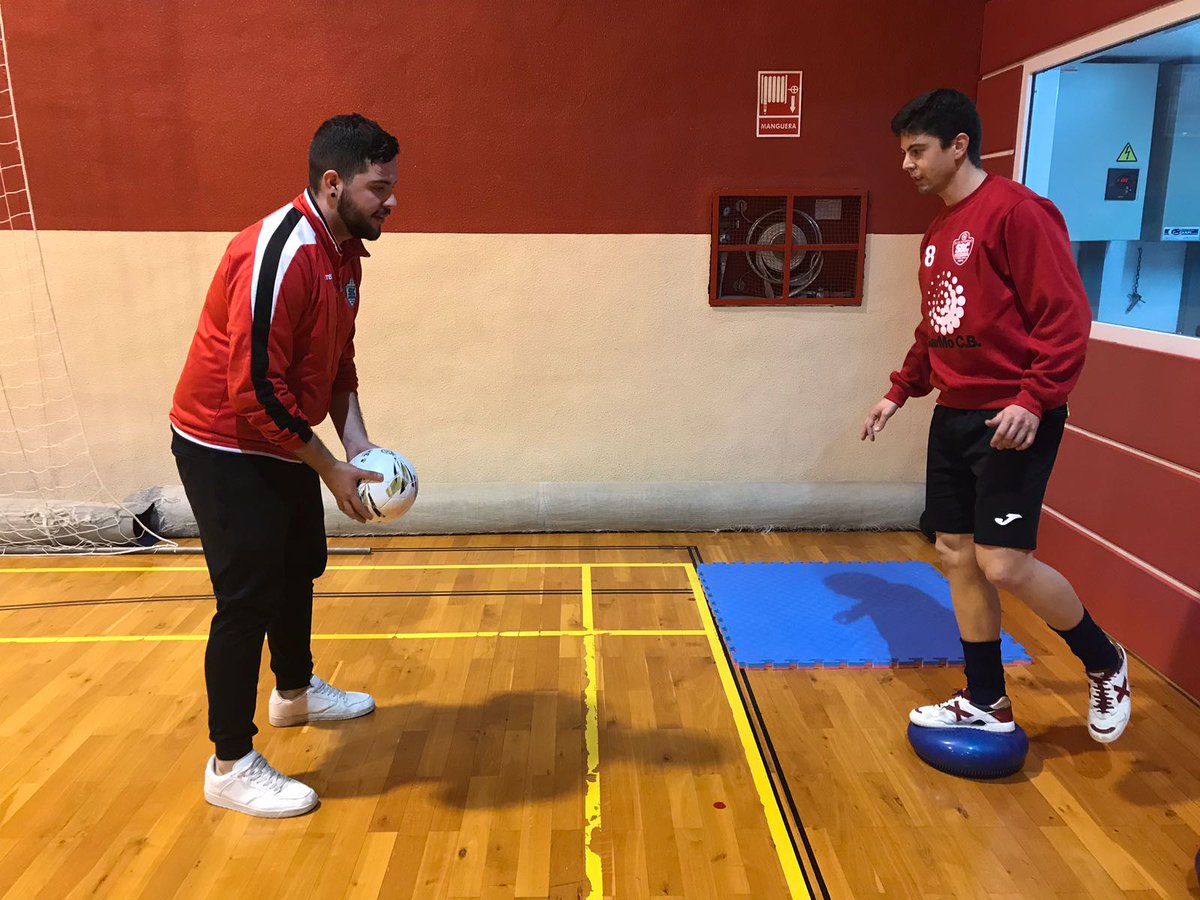 chusjrr's tweet photo. Recuperándome de molestias en el sóleo con la ayuda de @carlosguillo15 y siempre bajo la tutela de nuestro preparador físico @CGosalbez10 . Mañana seguiremos trabajando! https://t.co/EpwFwQ9PeU
