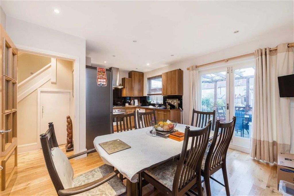 AspireFurzedown's tweet photo. The warming atmosphere of this lovely three bedroom family home is what's needed in this freezing weather, don't you think so too? 

https://t.co/Q9bSVbSwXv https://t.co/hO8mU6cy6l