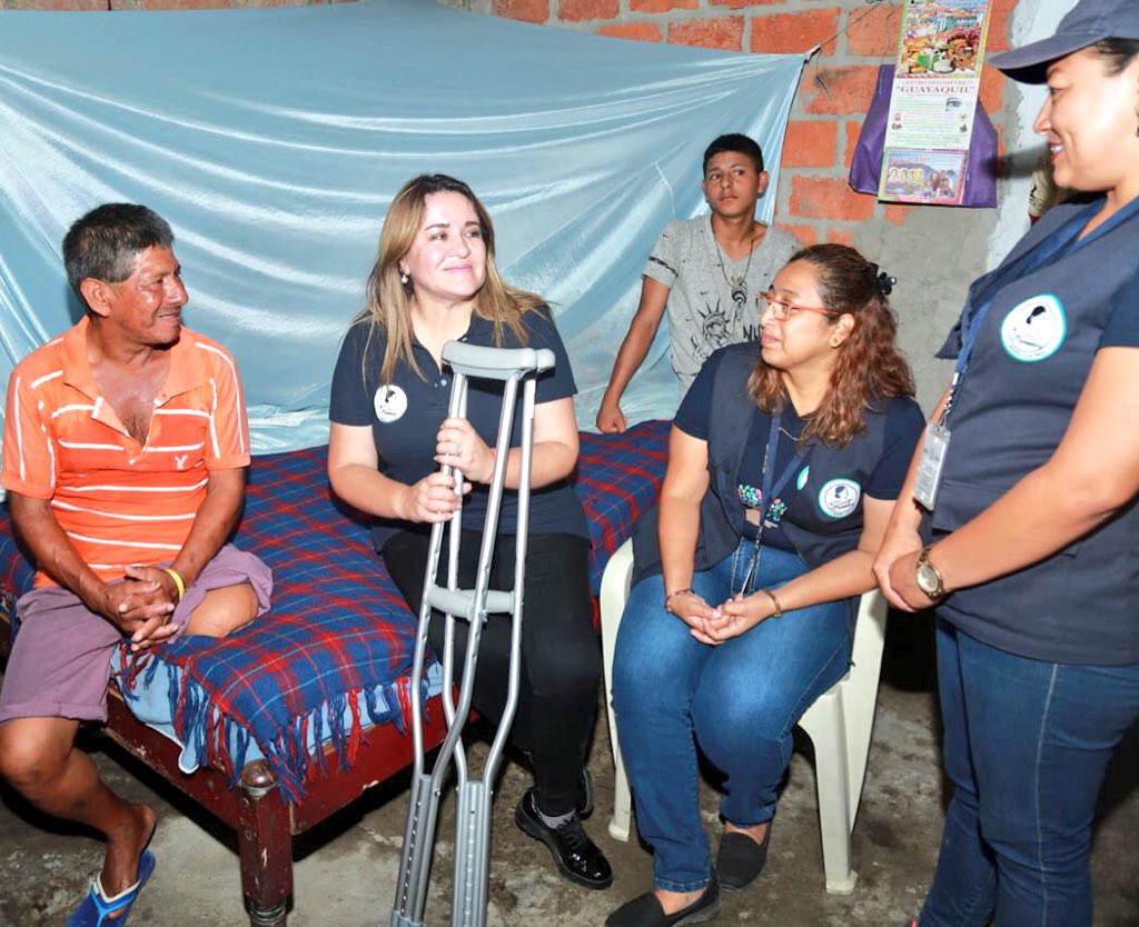 LasManuelasEc's tweet photo. Hoy @LasManuelasEc junto a @irinacabezas entregaron ayudas técnicas a personas con discapacidad en Manabí. #LaMisiónContinúa. @PlanTodaUnaVida https://t.co/KEXenbgd4j