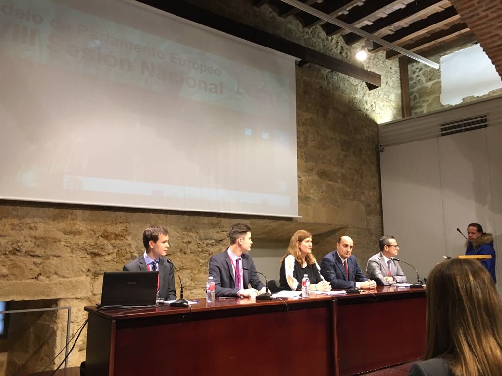 colegiocondes's tweet photo. Ceremonia de apertura del XVIII Sesión Nacional de Modelo de Parlamento Europeo. Nuestros participantes Álvaro y Silvia. @colegiocondes @HeraldoEscolar #ColeCondes #MEP18 https://t.co/saISnkNCjp