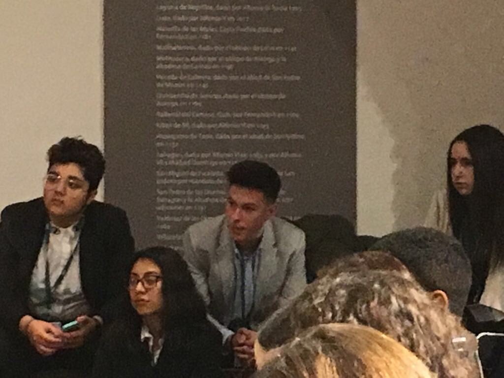 colegiocondes's tweet photo. Ceremonia de apertura del XVIII Sesión Nacional de Modelo de Parlamento Europeo. Nuestros participantes Álvaro y Silvia. @colegiocondes @HeraldoEscolar #ColeCondes #MEP18 https://t.co/saISnkNCjp