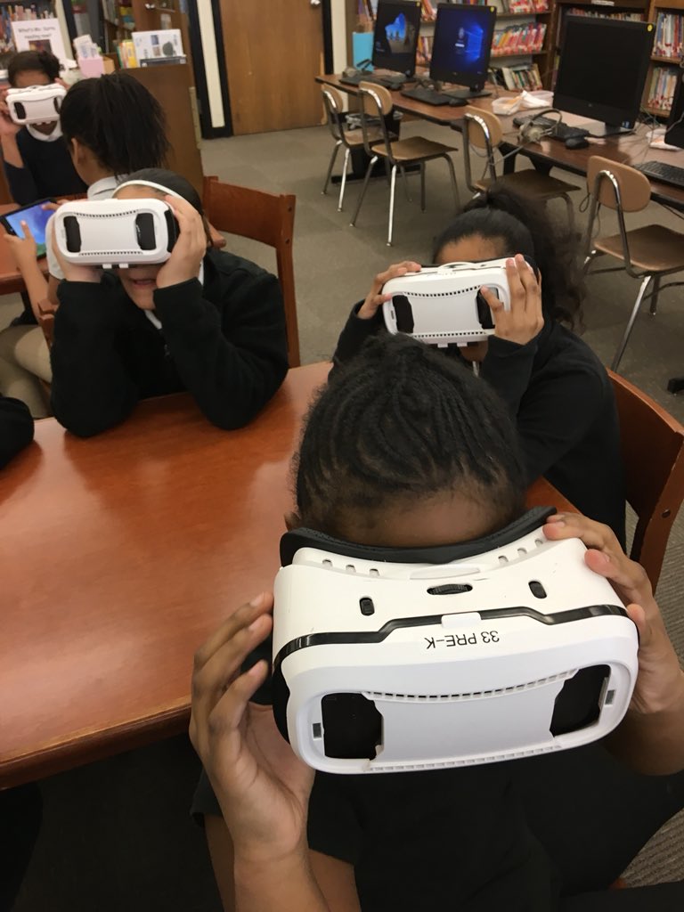 Robin1281301's tweet photo. 3rd Grade students at School 9 use virtual reality glasses to explore the solar system. @RCSDMLKJr https://t.co/Okp0DI6i07