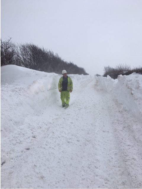 DevonAlert's tweet photo. Devon County Council highways teams continue to work through the night to treat Devonβs main roads as freezing temperatures could leave routes in a hazardous condition https://t.co/zsz8V56uNW #WeatherSW @DevonAlert @HighwaysSWEST @SkanskaUKplc #StormEmma https://t.co/p9kDxk9RUS