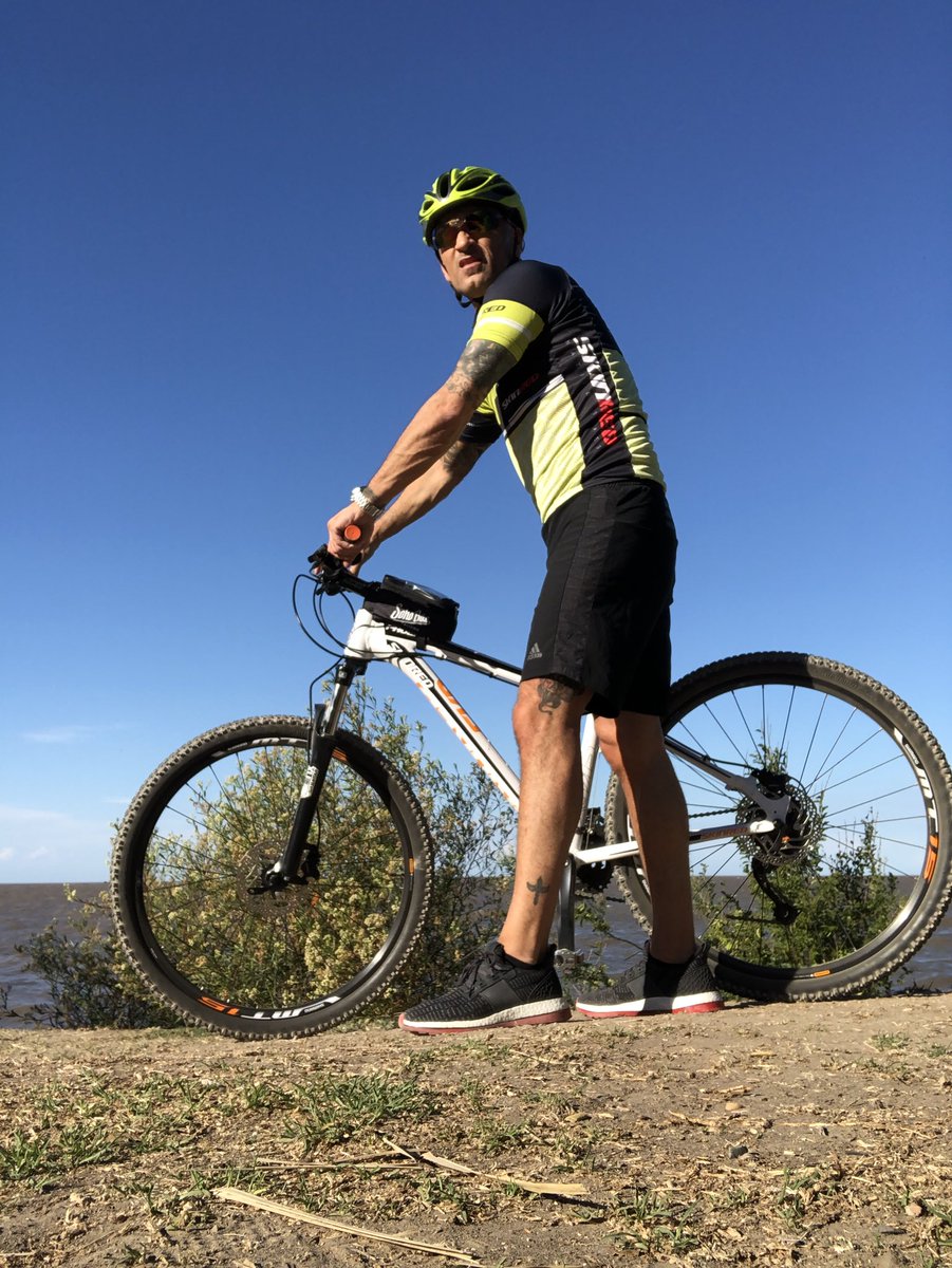 ramapantorotto's tweet photo. Enchufado es poco con mi bici @skinredbikes nueva de @SohoBikePalermo 👊🏻❤️ #FelizViernes https://t.co/dtvGMsUvJ7