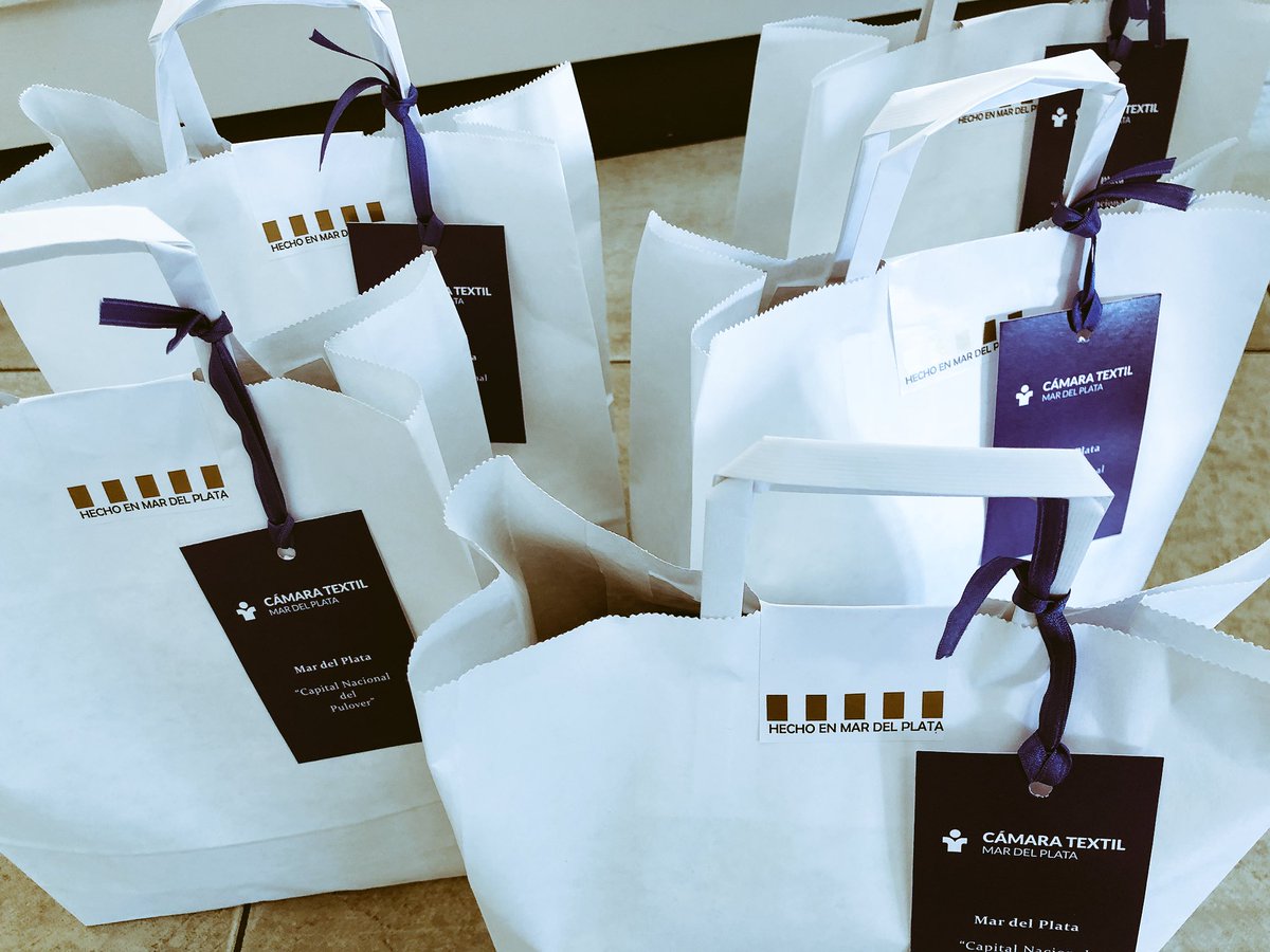 camaratextilmdp's tweet photo. Recién preparados los presentes para los invitados que presenciarán la Orquesta Filarmónica del @TeatroColon  en @MGPmardelplata . Acciones de promoción de la ind #textil en el marco de plan estratégico 2018 en conjunto con @mardelplatamdp #EMTUR https://t.co/f5o8NxsrwE