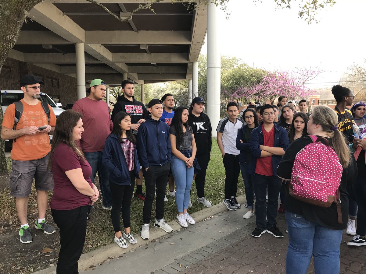 SamHoustonHS's tweet image. 3rd &amp;amp; final stop at @TexasSouthern AVID @Shhsco19 college campus tour #BetterMakeRoom #SamPride 🎓🎓