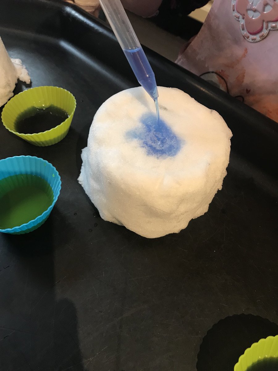 micharcherlcdt's tweet photo. We got some snow and decided to have a go (snow Colouring) with natural resources. 
We got our pipettes, which are great for strengthening fingers and building fine motor skills we coloured the snow with some beautiful, bright food colouring. https://t.co/O73245vy0U