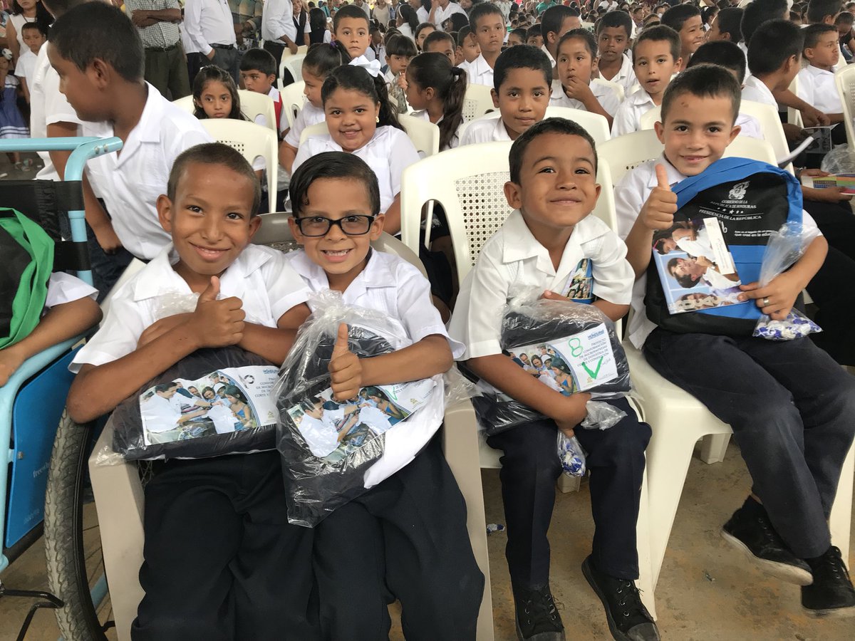 Sedesolhn's tweet photo. ¡Más uniformes y mochilas para los niños y niñas de Olancho! Primera Dama @anagarciacarias y Ministro @ReinaldoHN realizan entrega de 821 kit educativos en San Francisco de La Paz, Olancho. #HondurasAvanza #ManosALaObra https://t.co/eKeuU94cFh