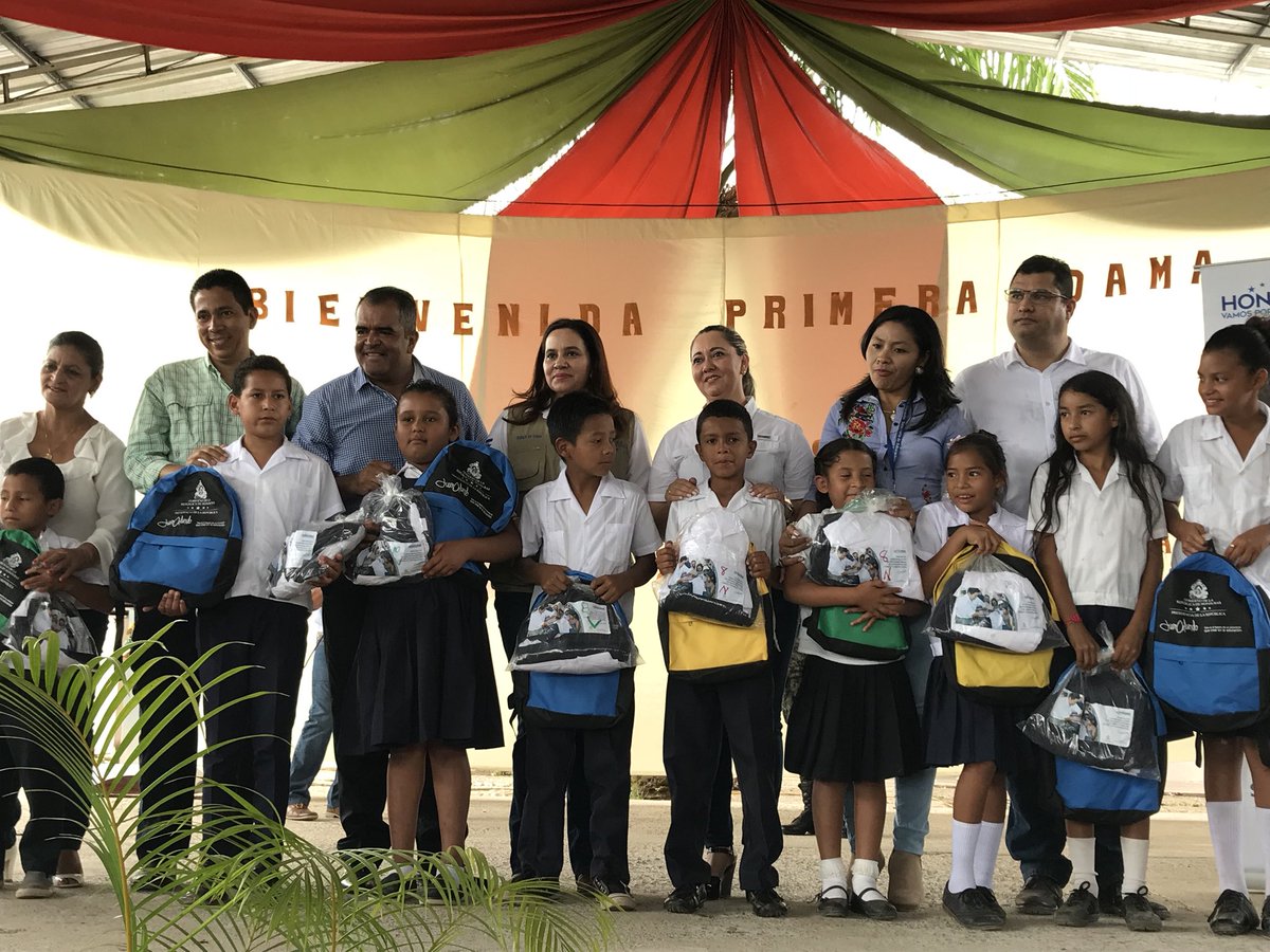 Sedesolhn's tweet photo. ¡Más uniformes y mochilas para los niños y niñas de Olancho! Primera Dama @anagarciacarias y Ministro @ReinaldoHN realizan entrega de 821 kit educativos en San Francisco de La Paz, Olancho. #HondurasAvanza #ManosALaObra https://t.co/eKeuU94cFh