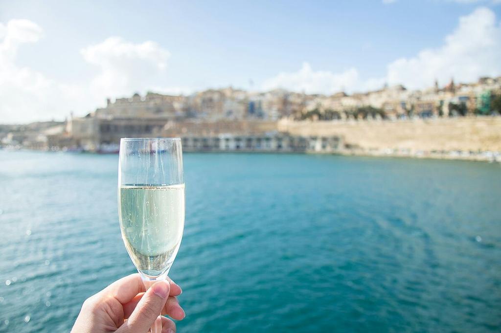 #Cheers to a joyful weekend 😎! We took this shot aboard the #MSBerlin when we left the #port of #Valetta in #Malta . What are you up to this weekend fellow cruisers? 

#cruise #kreuzfahrt 
<a href="/emmacruises/">EmmaCruises ⚓️</a> <a href="/Reise_Blog/">Reiseblog & Kreuzfahrtblog fernwehblog.net</a> <a href="/TheCruiseDudes/">Tommy & Scott</a> <a href="/CruiseMiss/">Danielle</a> <a href="/VisitMalta/">VisitMalta</a>