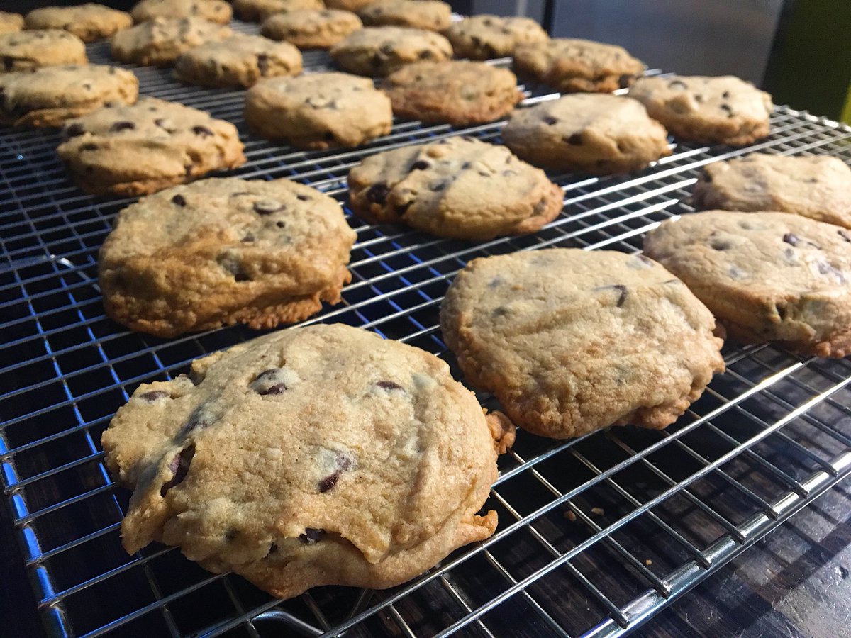 Let’s just all imagine we’re in Hawaii now okay? 🌴 

Close your eyes... 
Feel the sea breeze, 
Smell the ocean air 
Sun on your face 
🌞

Or comfort yourself with some homemade cookies and coffee and try to survive the snow ❄️