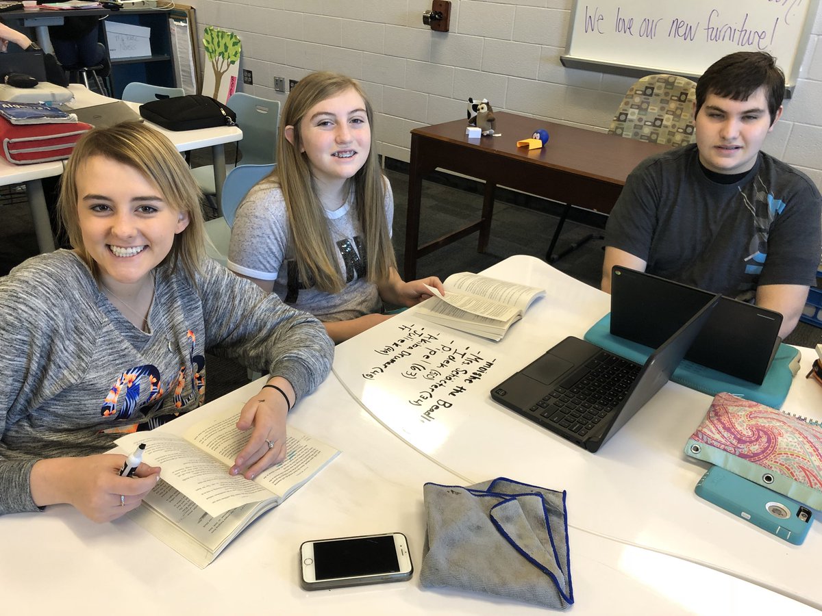 TeenTeacherLA's tweet image. 2nd period #English9Krupp students hard at work on their #NightUnit #FinalProjects! #Collaboration #Differentiation