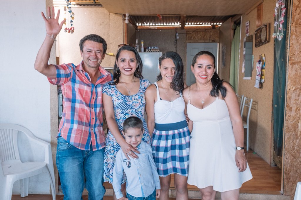 Mineduc's tweet photo. Yoselin Gonzales llegó hace 5 años de Bolivia a Chile.
“La gratuidad no es sólo un beneficio para el estudiante, tiene también un valor nacional, ya que el país crece cada vez que un estudiante recibe un beneficio sin importar su origen” Mañana su historia en #ChileTeRecibe ♥️ https://t.co/6jkYwwM10z