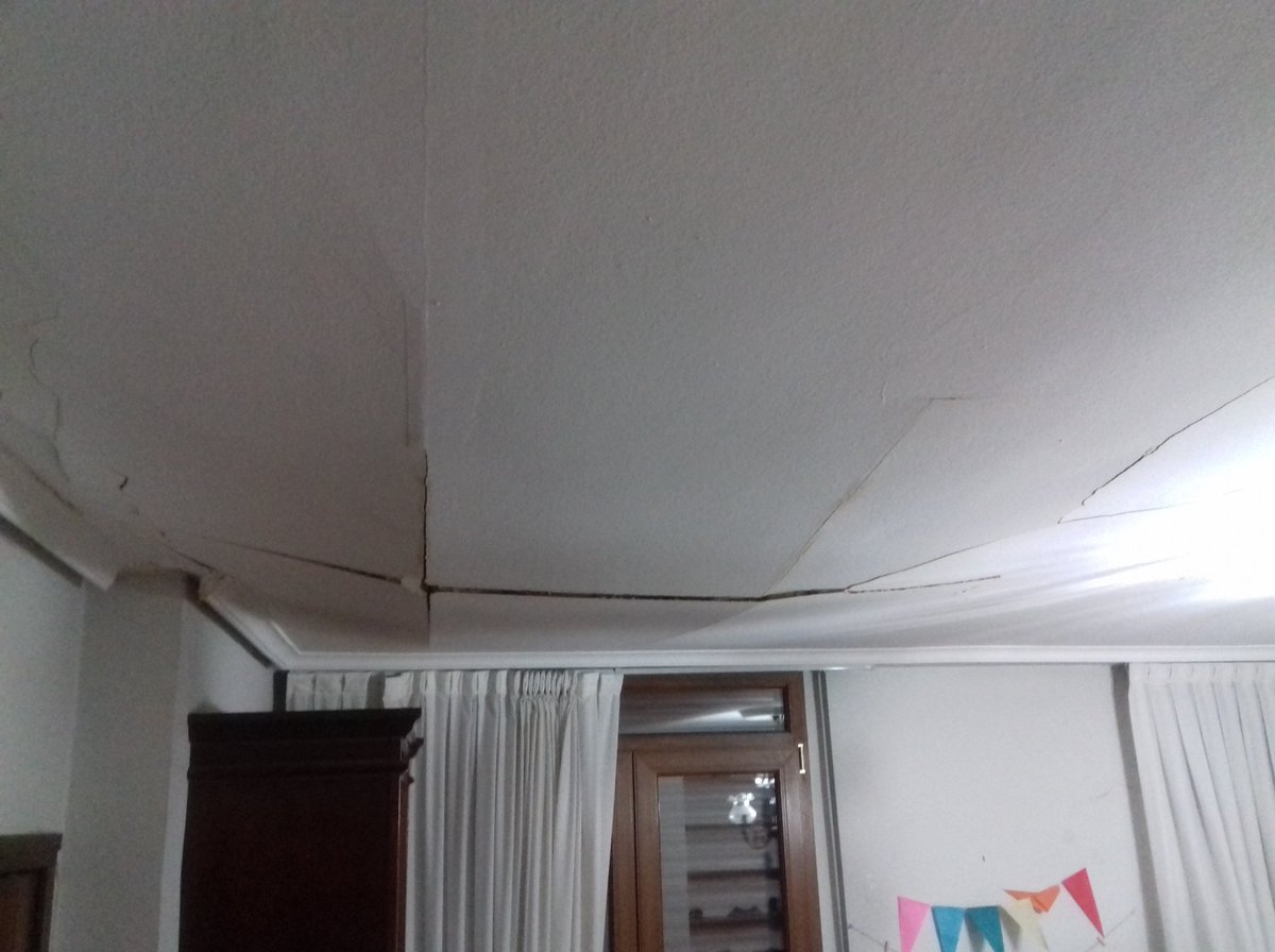 torpedosparkour's tweet photo. + Creo que hay una pequeña grieta en el techo. Hay que llamar a un albañil no se vaya a caer el techo.
- Que hostias vas a llamar. Pásame una broca del 15 y lo arreglo en un momento. https://t.co/7H8JmZuX70