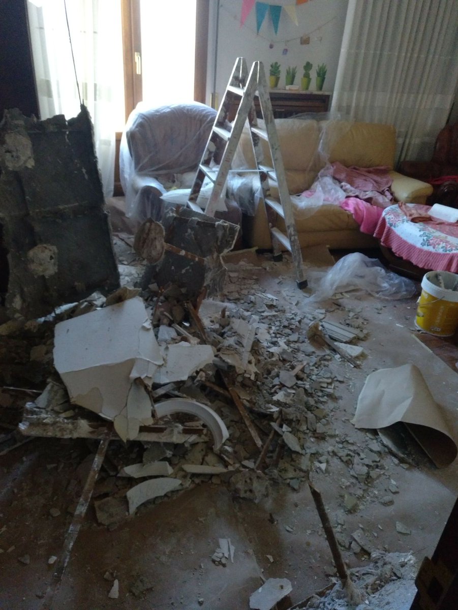 torpedosparkour's tweet photo. + Creo que hay una pequeña grieta en el techo. Hay que llamar a un albañil no se vaya a caer el techo.
- Que hostias vas a llamar. Pásame una broca del 15 y lo arreglo en un momento. https://t.co/7H8JmZuX70