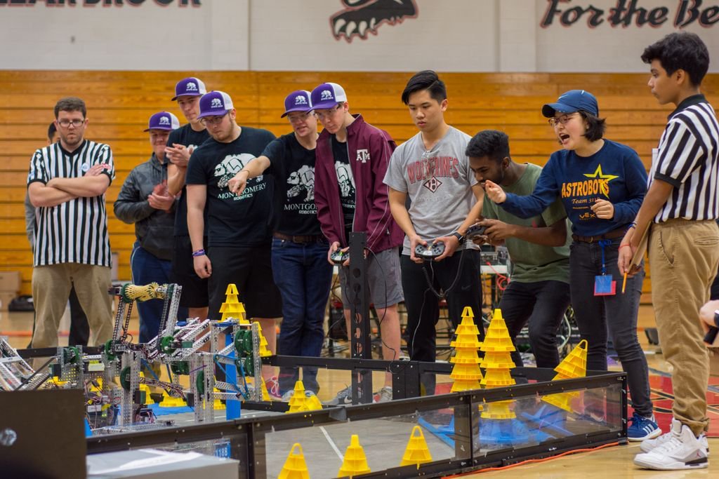 VEXRobotics's tweet photo. Whether you built your robot last week or last summer, it's evident that VEX teams have some mad competition skills. Competing at the state level is a huge accomplishment, and we can't wait to see who makes it to #VEXworlds! #VEXRobotics #omgrobots https://t.co/qNHQecXdrb