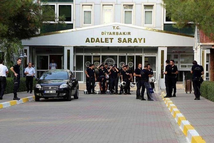 Diyarbakır'da 14 yaşındaki zihinsel engelli kız çocuğu, 2 yıl boyunca esnaf ve kamu görevlilerinin de aralarında bulunduğu 92 kişinin kendisine cinsel istismarda bulunduğunu söyledi. 92 kişiden 22 kişinin yargıladığı davada tutuklanan sanıklarının hepsi tahliye edildi.