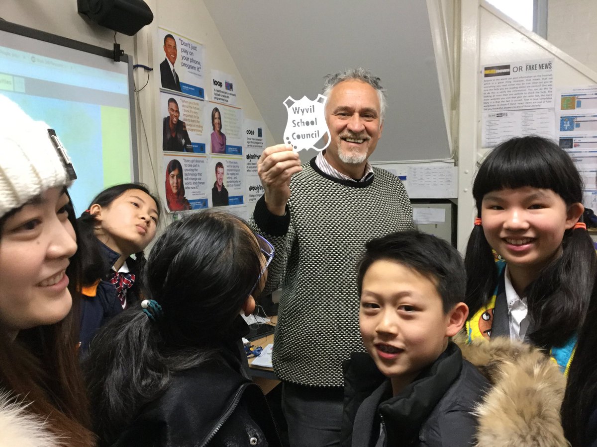 Mr Stewart shows young entrepreneurs from China how Wyvil Dragons made their 3D printed decorations <a href="/TycoonInSchools/">Tycoon Enterprise Competition</a>
