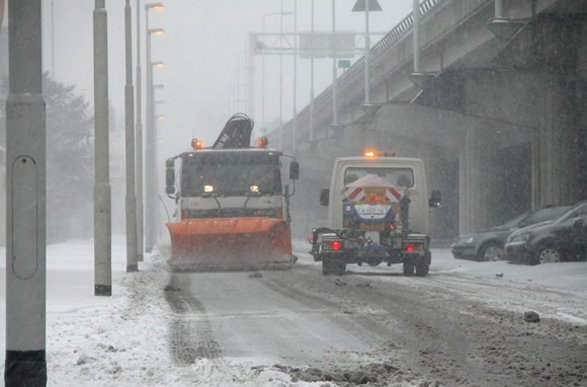 Stadsbeheer010's tweet photo. Tegen #gladheid #strooit ons team vanavond en vannacht in @Rotterdam. Rij voorzichtig, er wordt lichte #sneeuwval verwacht. Voor onze strooiroutes: https://t.co/Vt8VKMxtoR https://t.co/4oH75eYipF