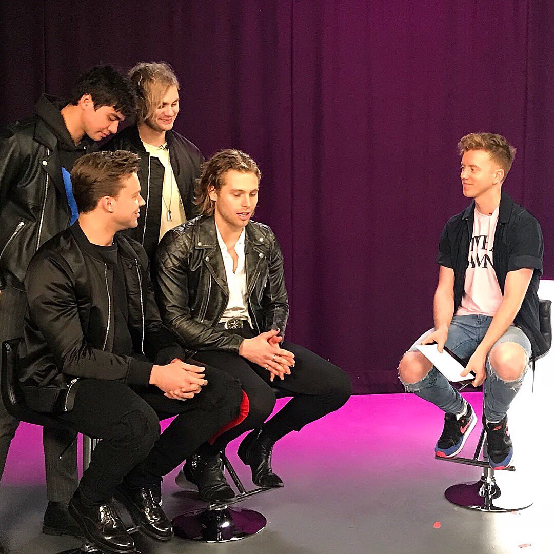 So today @5SOS came to hang out with @imjamesbarr for lunch, coffee, casual chat... Nah, jokes: it was for @MTVUK! #5SOS #5SOS3ISCOMING #5SOS3 #WantYouBack