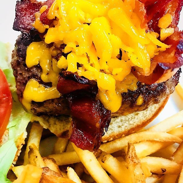 BlaueGansNYC's tweet photo. The perfect 👌 temperature.. @blauegansnyc ✅ 
What temp do you like your 🍔?
- wild - halfway - good
- It’s done 🤔🤔🤔🤔🤔🤔🤔
#goodfood #nyc #foodphotography #nyclunch #gooseburger #nice #people #greatfood #foodporn #perfecttemperature #tribeca #fooddesigner #artist #local https://t.co/fKUJGHLzqz
