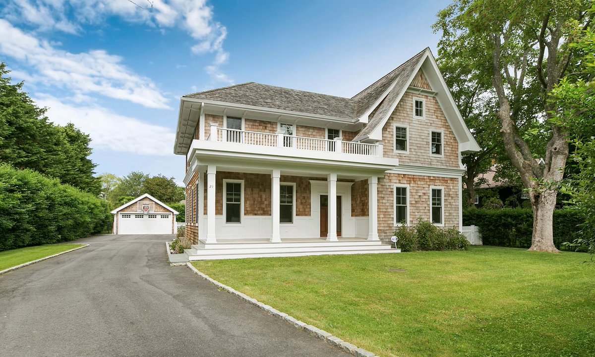 TerryThompsonNY's tweet image. Located in the heart of #SouthamptonVillage, this stunning $3.5m 5 bedroom, 5.5 bathroom home is the perfect setting for entertaining. Head over to terrythompsonteam.com for more information!