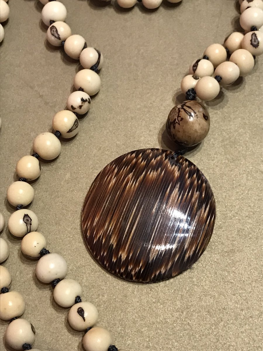 ranidharamalas's tweet photo. 🌱Earth Mother 🌱
This is a very natural Mala for all the Earth Mothers out there🧘♀️
#mala #mantra #meditation #amazonrainforest #acai #tagua #vegetableivory #jewelrydesign #malabeads #buddhism #hindu #108 #yoga #yogi #yogini #earthmother #vegan #plantbased https://t.co/4h1VDDdmf6