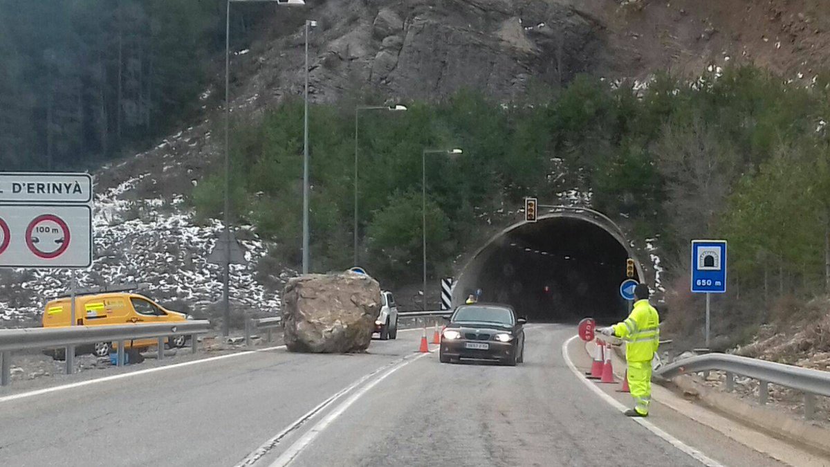 CCAltaRibagorca's tweet photo. Impressionant despreniment a la #N260 aprop del tunel d 'Erinyà direcció a #elpontdesuert. Per sort cap incident personal. https://t.co/oF0kNekSjR