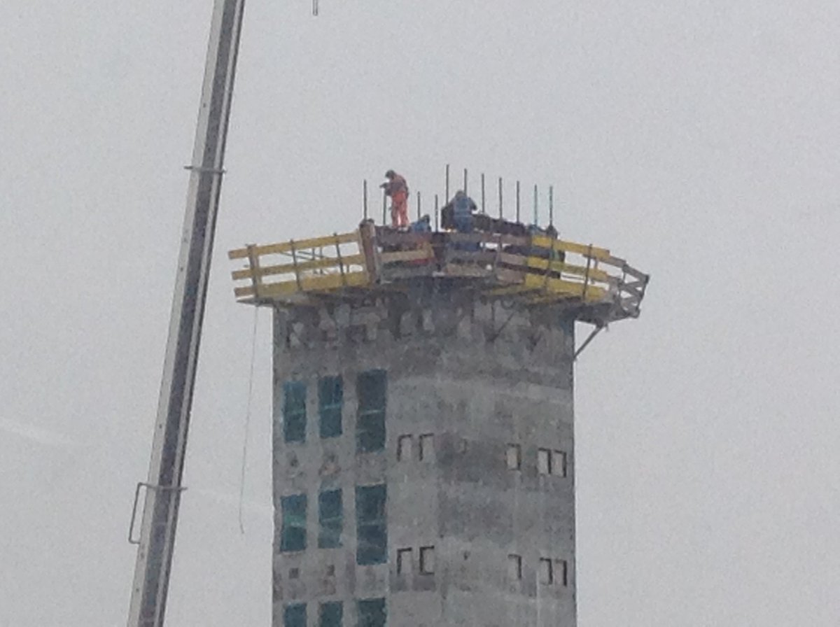 LDNMetUni_IT's tweet photo. Respect to the construction workers across the road from London Met on Holloway Road! Working outside, 13 storeys up, in zero degrees, blasted by wind and snow. While we moan that our office is a bit chilly. We salute you! https://t.co/DOMjMRDk4B