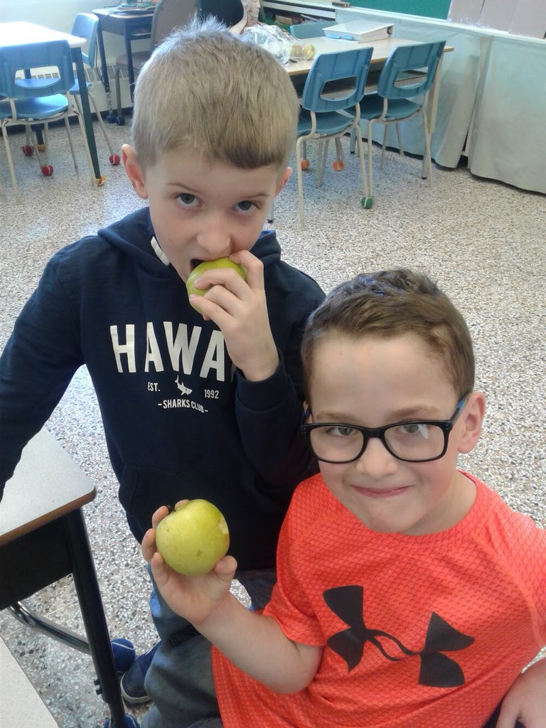 La Grande Croquée hier avec le élèves de l’École élémentaire catholique St-Isidore!  #MoisDeLaNutrition avec #GreatBigCrunch #GrandeCroquée <a href="/eecsaintisidore/">EEC Saint-Isidore</a>
