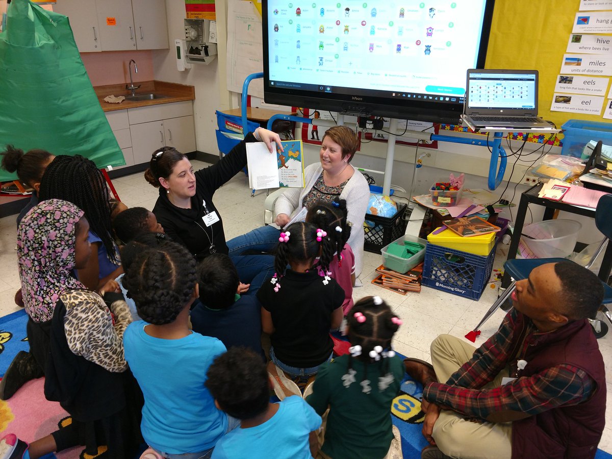 erikk292mke's tweet photo. Beautiful day to celebrate #DrSeussDay as @Aurora_Health #caregivers read to students at @MilwaukeeMPS #FrancesStarms thru #WeeksofCaring. #ThisIsAurora https://t.co/IxqFhCfffw