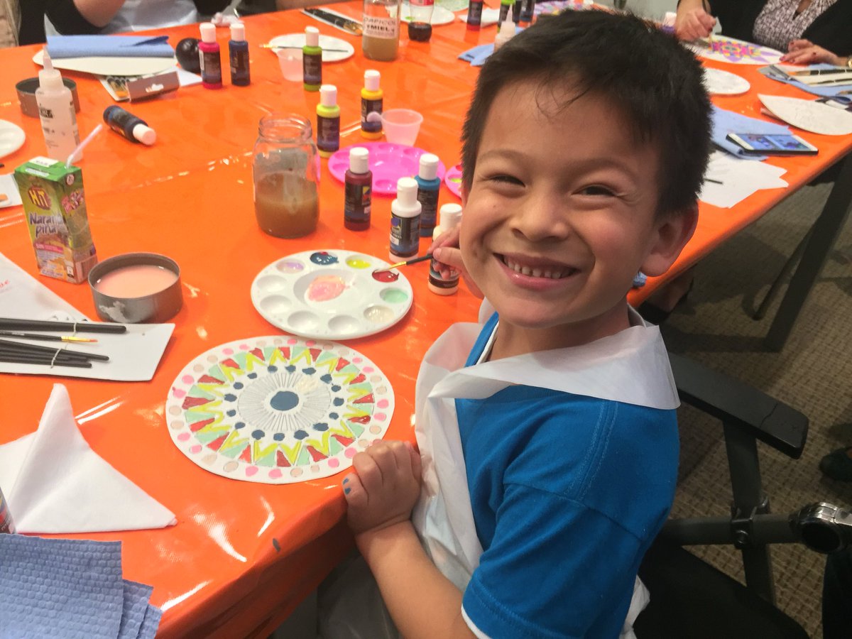 amimeimportan's tweet photo. Siguen las jornadas de conmemoración del #diamundialenfermedadeshuerfanas. En esta ocasión #Sanofi hace su gesto con una actividad de pintura con colaboradores y pacientes. Todos dijeron #AMiMeImportan https://t.co/GaffYju5oA