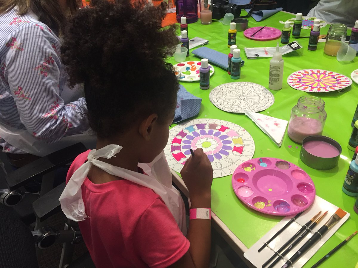 amimeimportan's tweet photo. Siguen las jornadas de conmemoración del #diamundialenfermedadeshuerfanas. En esta ocasión #Sanofi hace su gesto con una actividad de pintura con colaboradores y pacientes. Todos dijeron #AMiMeImportan https://t.co/GaffYju5oA