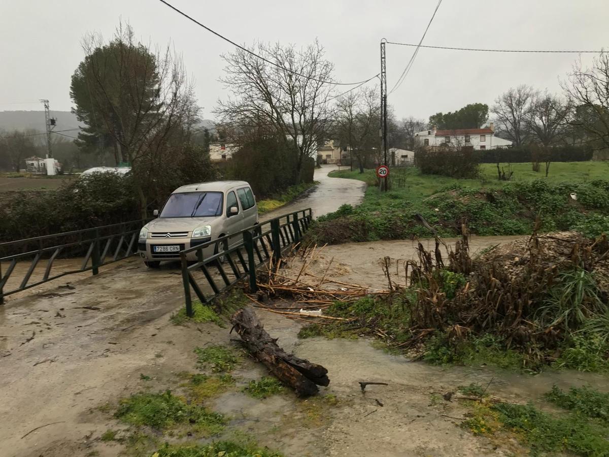 DiarioSUR's tweet photo. #FOTOS📷 #AlertaMLG El temporal está dejando numerosos destrozos y ríos desbordados en #Málaga. Estas son las #imágenes de este #viernes  https://t.co/MqVsuicRim https://t.co/PqHqlhhQ3p