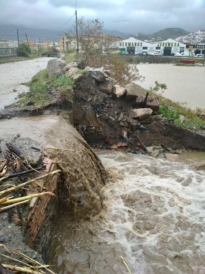 DiarioSUR's tweet photo. #FOTOS📷 #AlertaMLG El temporal está dejando numerosos destrozos y ríos desbordados en #Málaga. Estas son las #imágenes de este #viernes  https://t.co/MqVsuicRim https://t.co/PqHqlhhQ3p