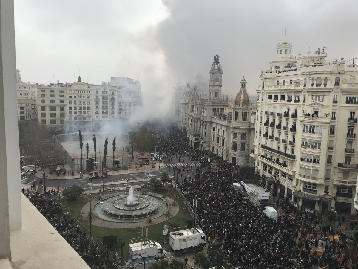 DiracTech's tweet photo. Gracias a @ConsultiaTravel por invitarnos a ver la Mascletà desde su Balcón. Vistas espectaculares!! https://t.co/mZr9r28BS2