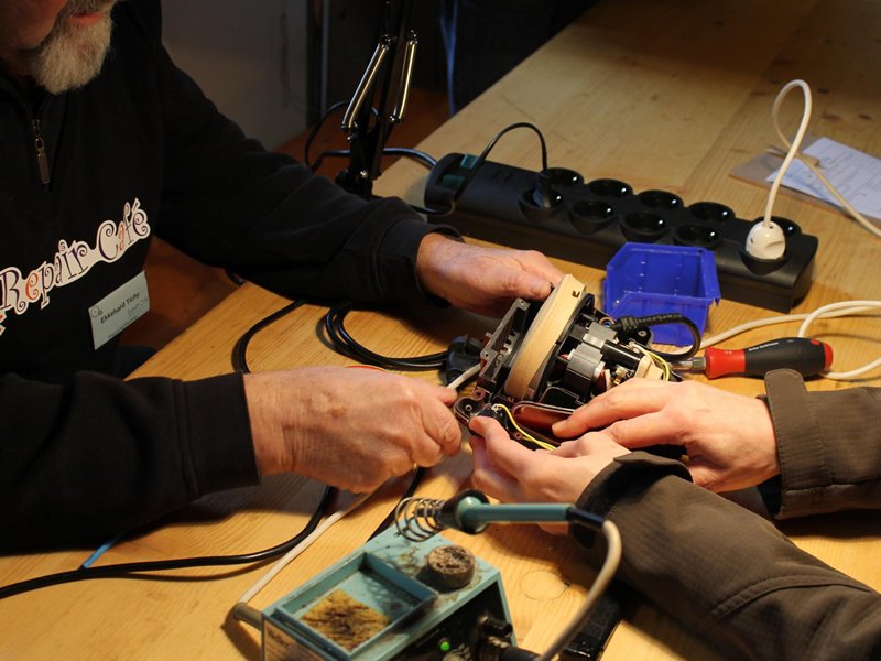 Don't Toss It Away - Take It To A Repair Cafe dlvr.it/QJTCth https://t.co/7Cft4kmRmF