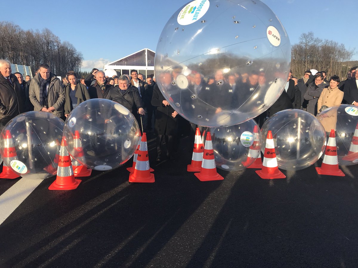 prefetrhone's tweet photo. Inauguration de la liaison #A89 #A6 en présence de Gérard Collomb, ministre de l’Intérieur : 5,5 km pour relier les deux autoroutes et faciliter ainsi la circulation. #Lyon https://t.co/SvWp6tMM8t