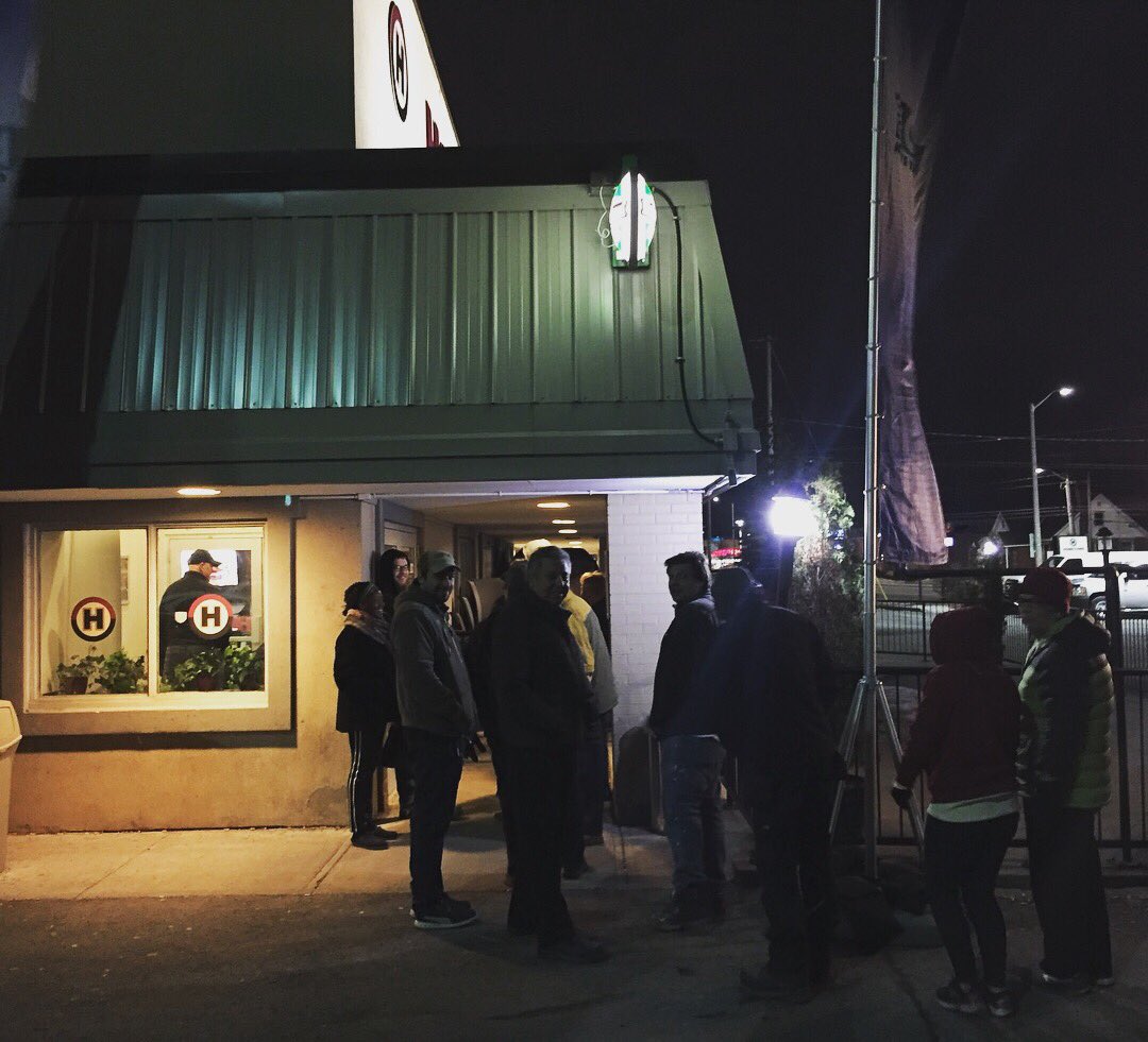 HometownSportsG's tweet photo. Thank you @580CFRA for choosing Hometown as your host for #billsbigbreakfast ! 🍳 They picked up the bill for the first 200 customers! We had customers in line at 4:30am!😮 #ottawasports #hometown https://t.co/ad9XCYWTHJ