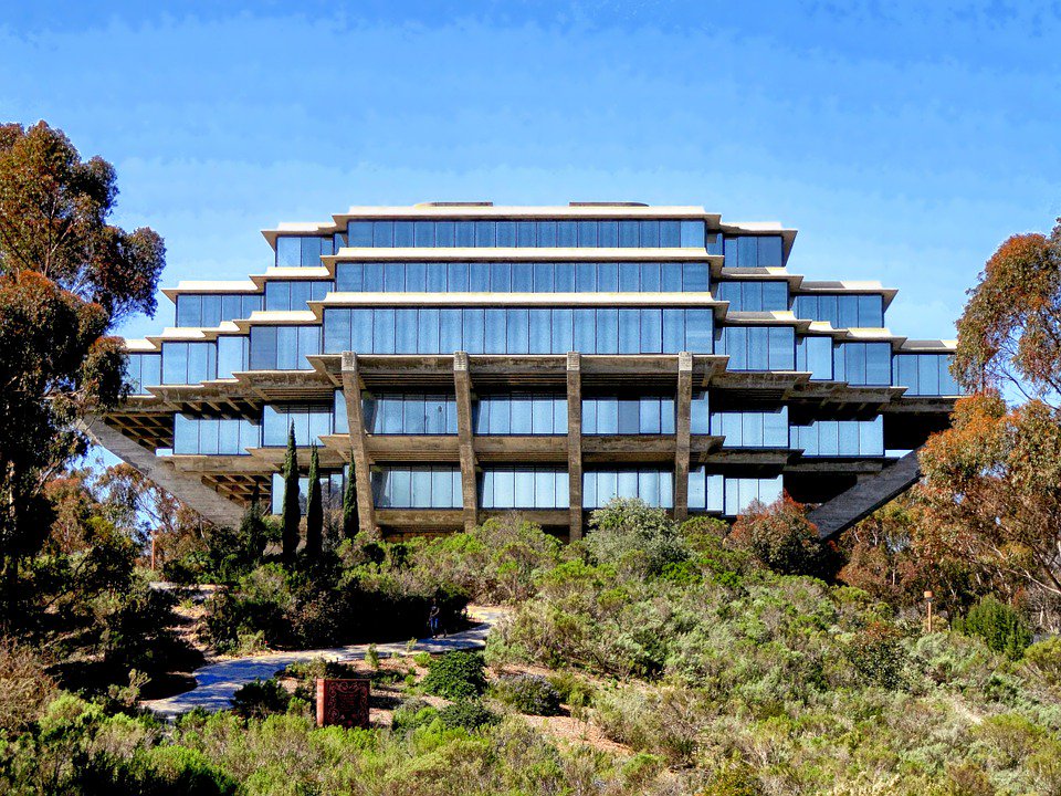 DCDMagazine's tweet image. Happy birthday to Theodor Seuss Geisel also known as #DrSeuss! The #GeiselLibrary at #UCSD is one of #Brutalist &amp;amp; #Futurist #Architecture

#BrutalistArchitecture #FuturistArchitecture #OhThePlacesYoullGo