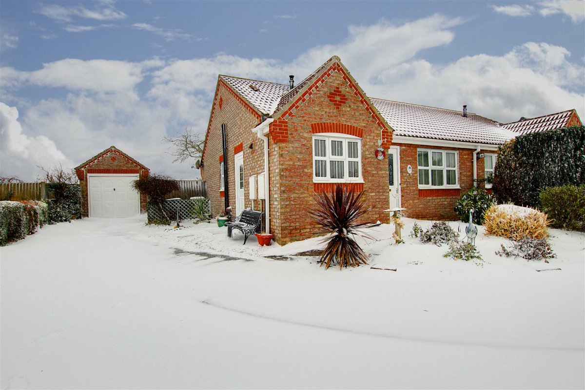 choiceagent's tweet photo. ** At Choice Properties we love a snowy scene - Check out our exciting new listing! **

Aqua Drive | £149,950

For more information call our Mablethorpe Office on 01507 472016 https://t.co/HxNbwOwLBT
