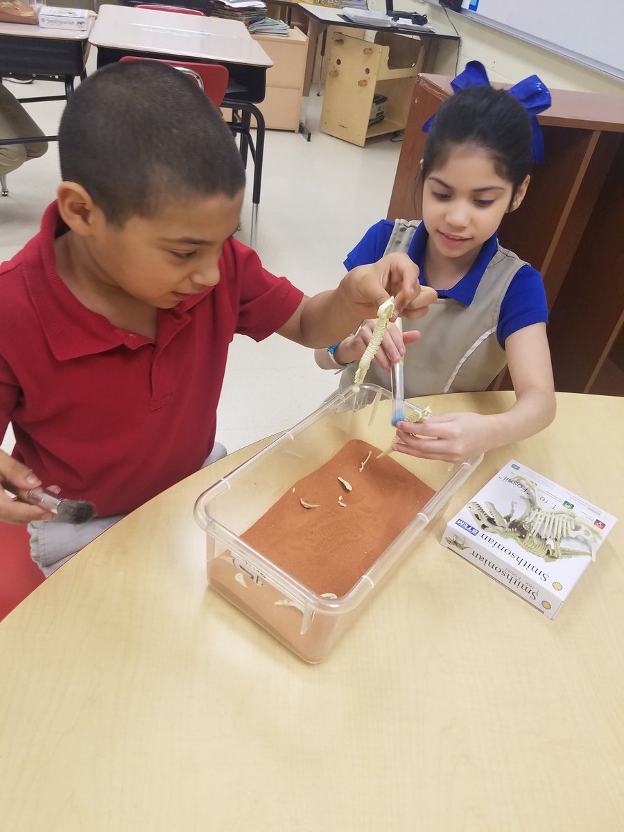 FariasESLISD's tweet photo. Mrs. Mendoza's students being archeologists for the day! #DiggingForBones #Dinosaurs https://t.co/SzvdfCw2VK